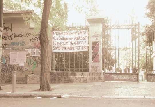 "Solidariedade com a Okupa «La Solidaria», Montevideu - Do Uruguai até à Grécia, somos uma mesma resistência"
