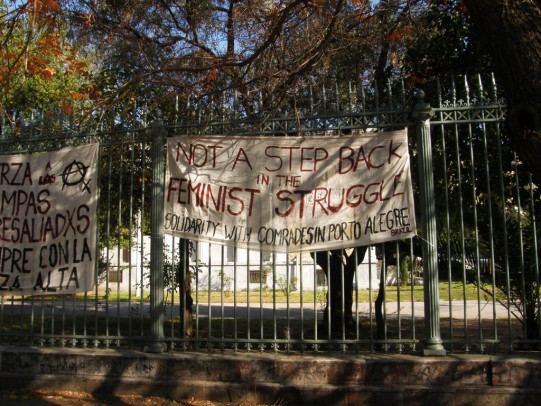"Nem um passo trás na luta feminista - Solidariedade com xs companheirxs em Porto Alegre, Brasil"